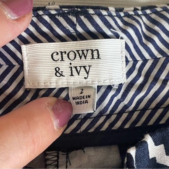 Crown & Ivy Women's Blue White Geometric Print Chino Shorts Size 2 Preppy Beach - Picture 3 of 7